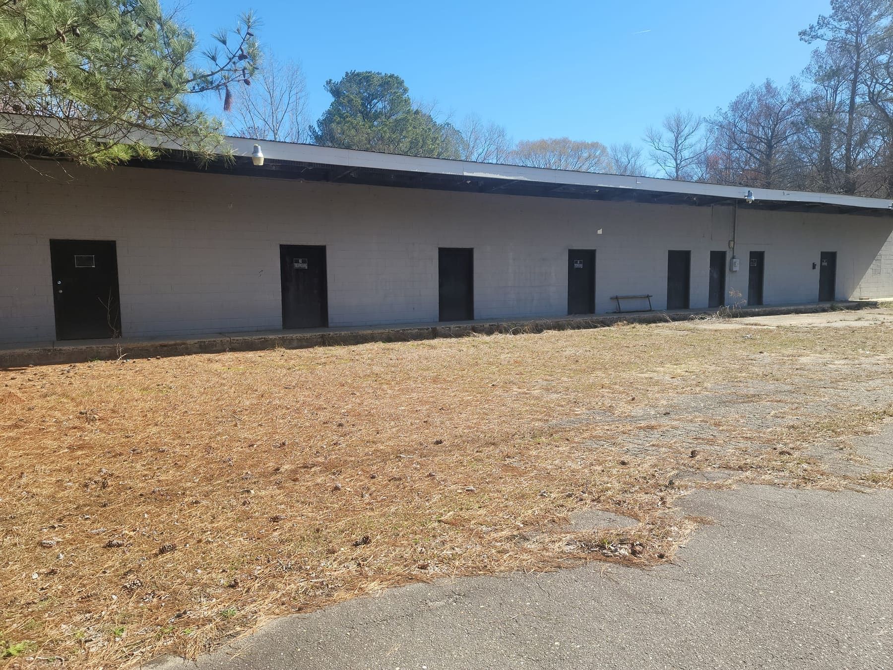 The low building and bare lot on Griffin Street before the commissary